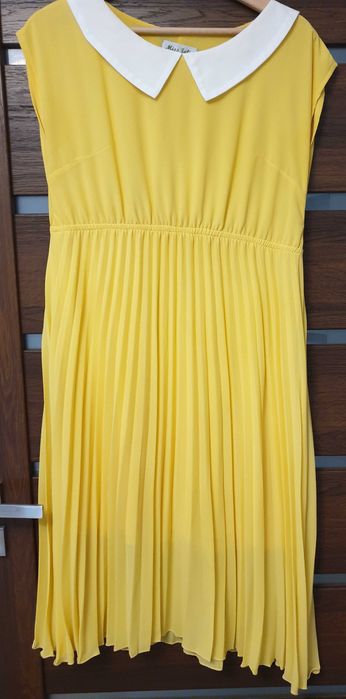 Żółta plisowana sukienka koktailowa z białym kołnierzykiem na wesele,k