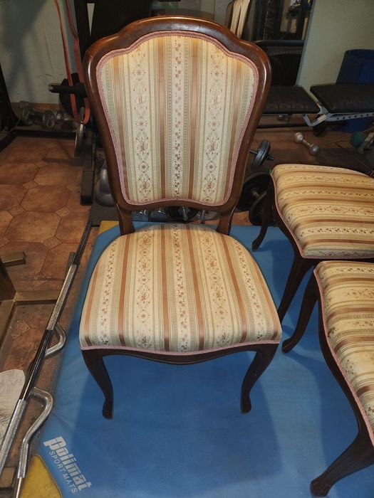 Krzesła z drewnianą ramą