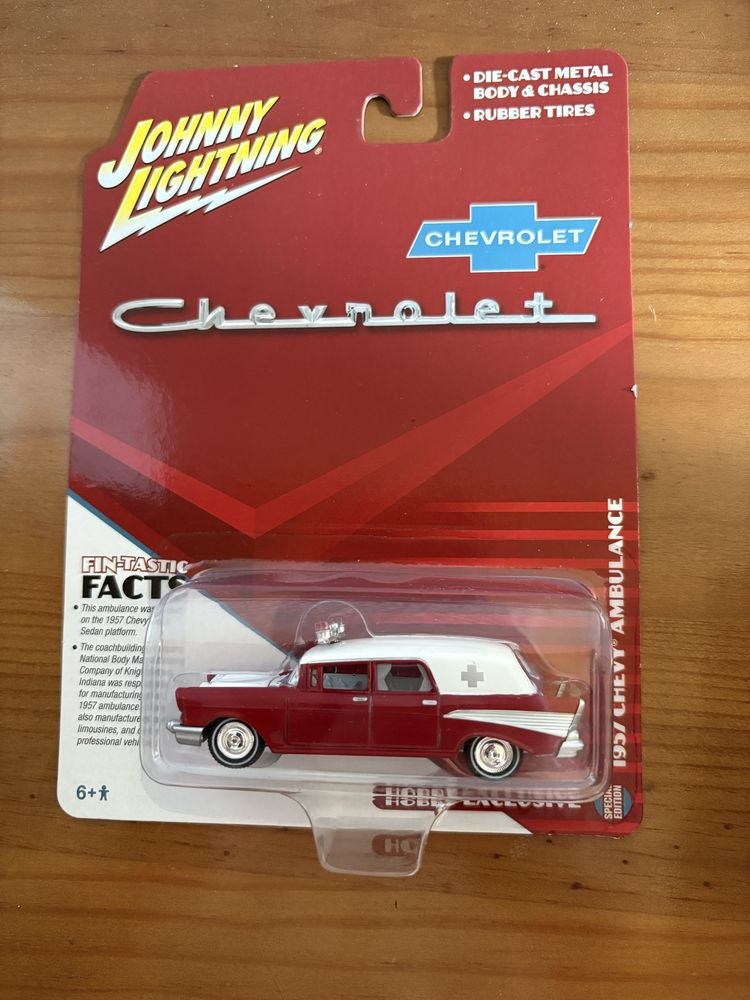 Miniaturas Hotwheels Premium e Johnny Ligtning Temáticos