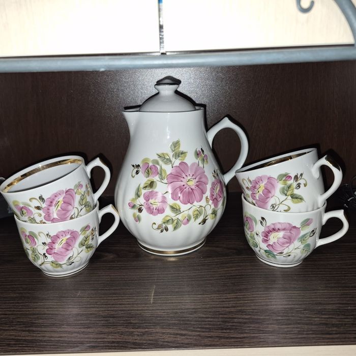 Кувшин із чашками.