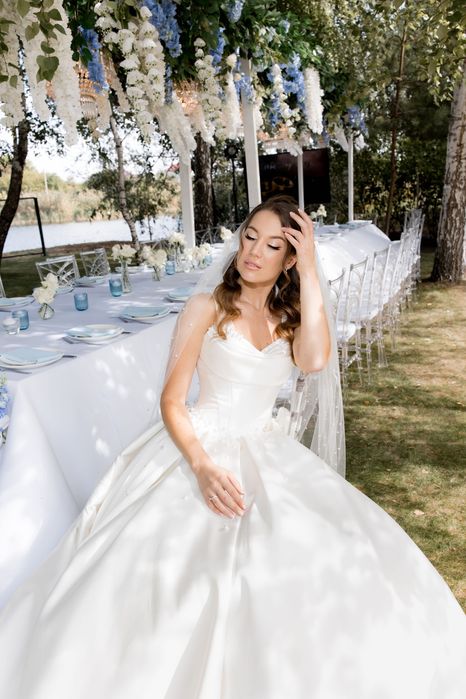 Розкішна весільна сукня з перлинами