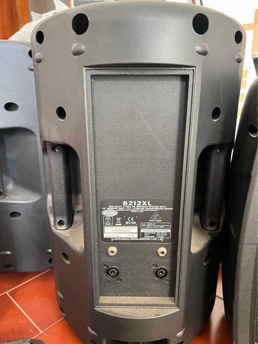 Colunas Behringer B212XL 800 Wats