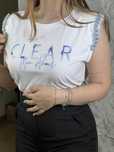 T-shirt branca com ombreiras