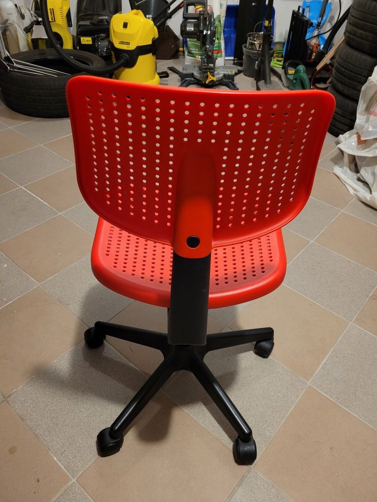 Krzeslo IKEA obrotowe dla dziecka.
