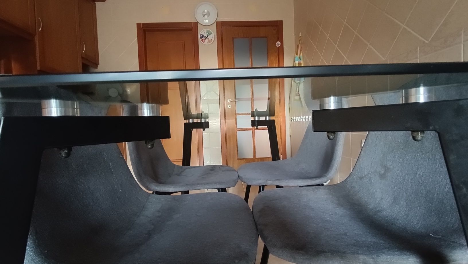 Mesa com tampo em vidro temperado