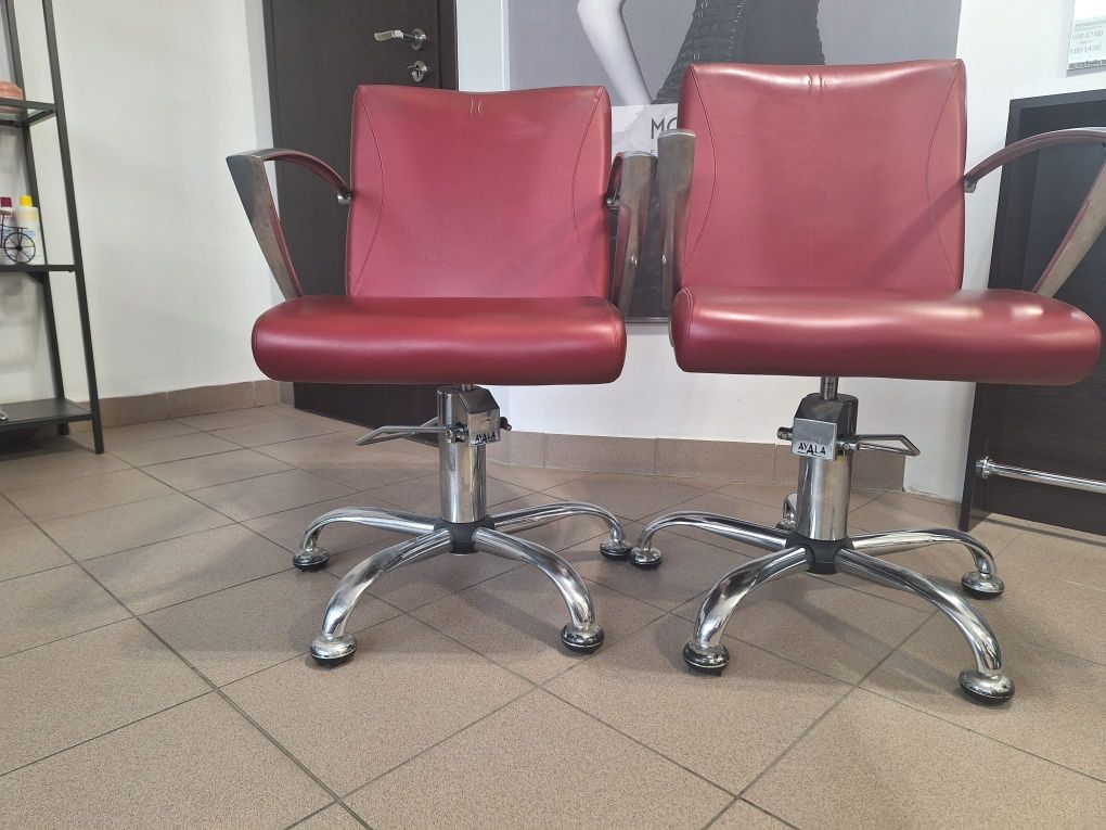 Dwa używane fotele fryzjerskie