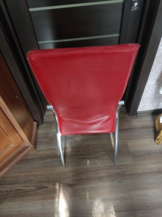 Продам коврик, кухонные,венские стулья под реставрацию.