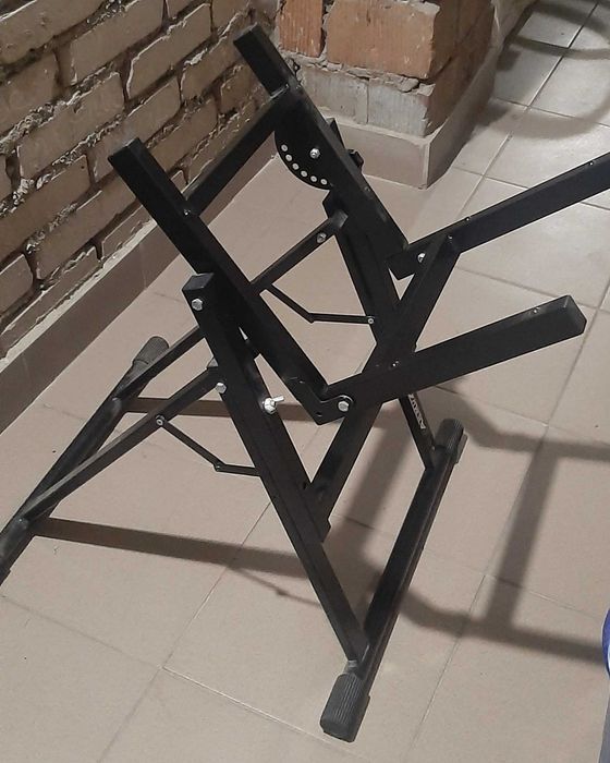 Stelaż  firmy AKMUZ pod odsłuch muzyczny