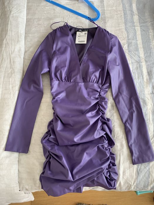 Vestido zara lilas couro