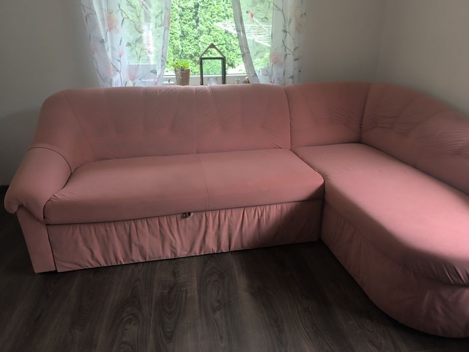 Sprzedam narożnik z pufą . Funkcja do spania  wygodna .