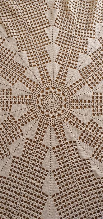 Colcha e toalha de croché e Panos de linhos bordados