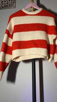 Czerwono-biały sweterek.