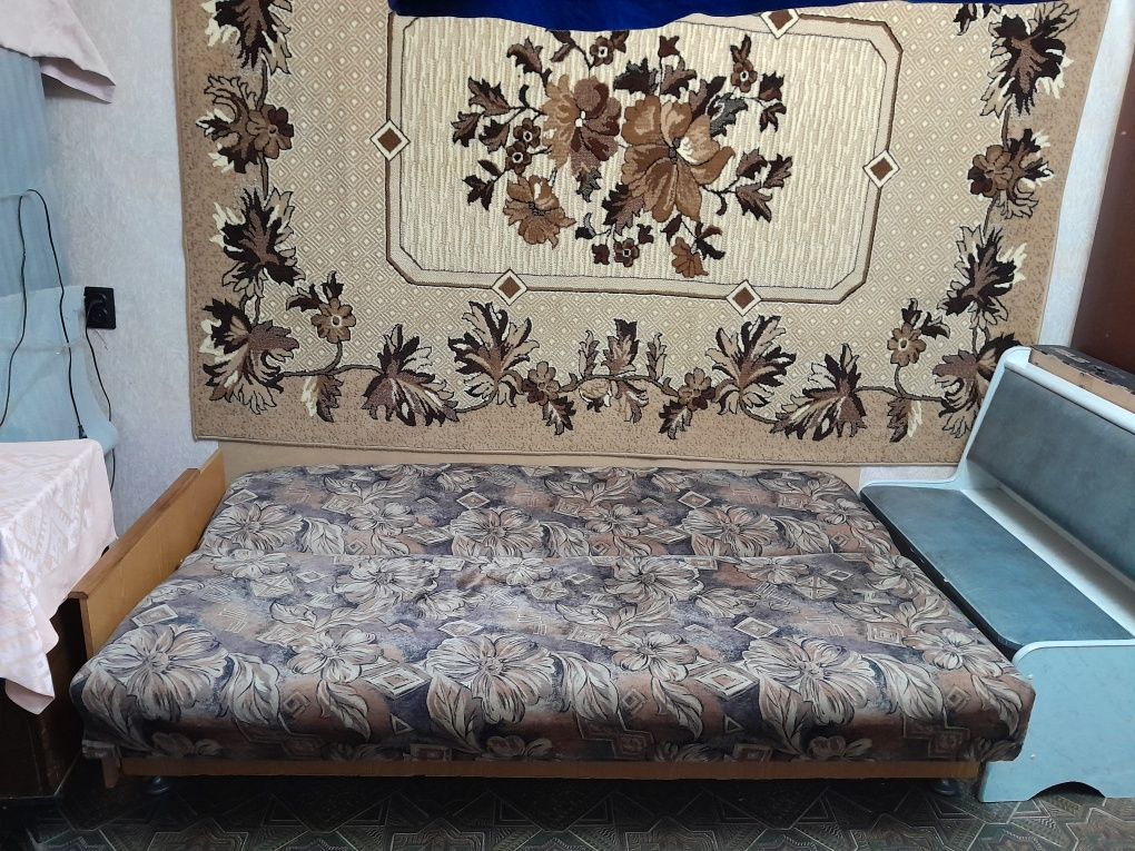 Диван, кухонный уголок, шкаф, стол, тумбочка