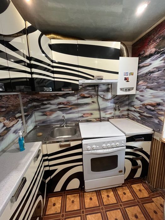 Кухонна стінка лакова