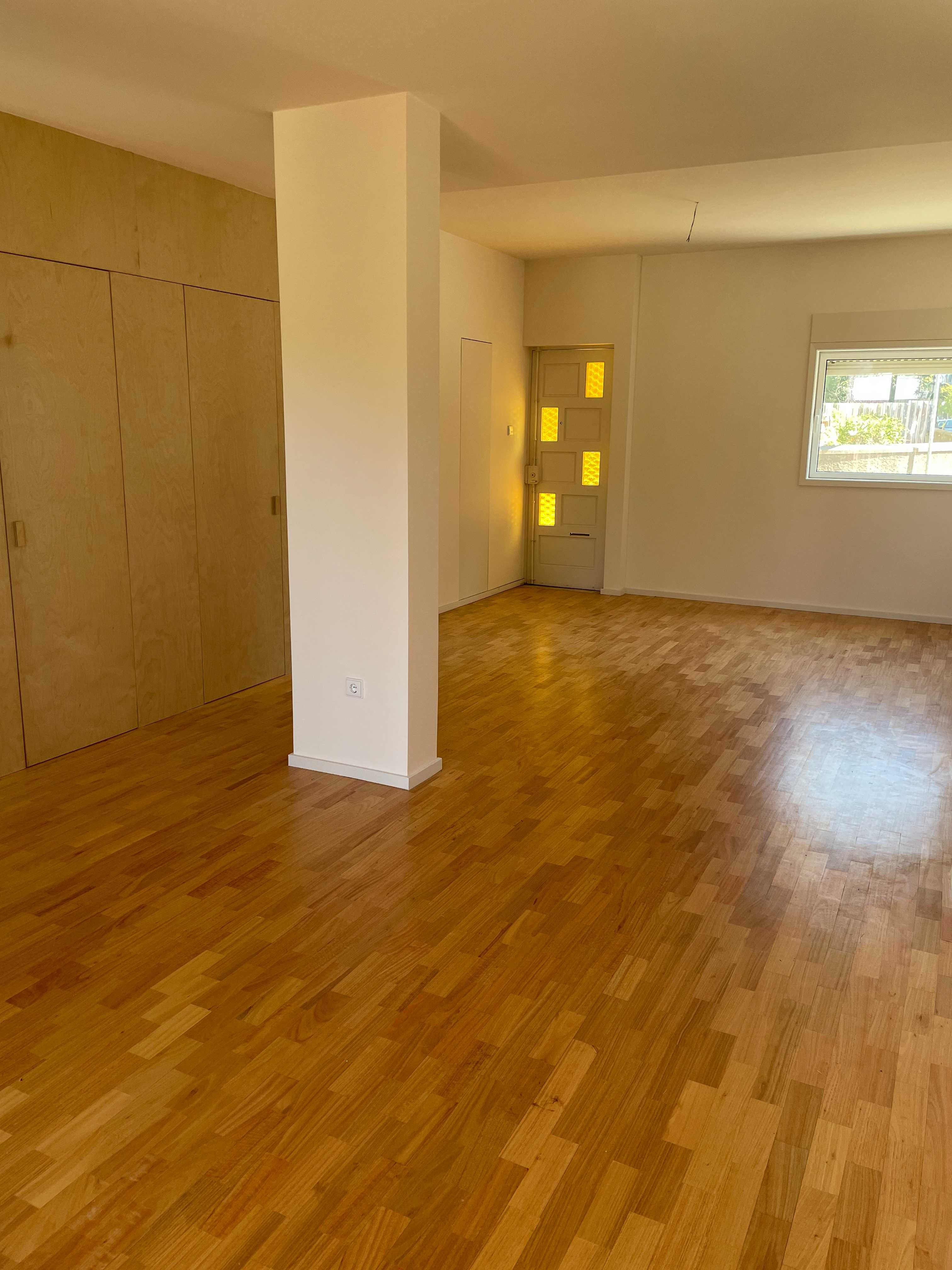 Quarto em andar moradia NOVO c/ jardim e terraço.