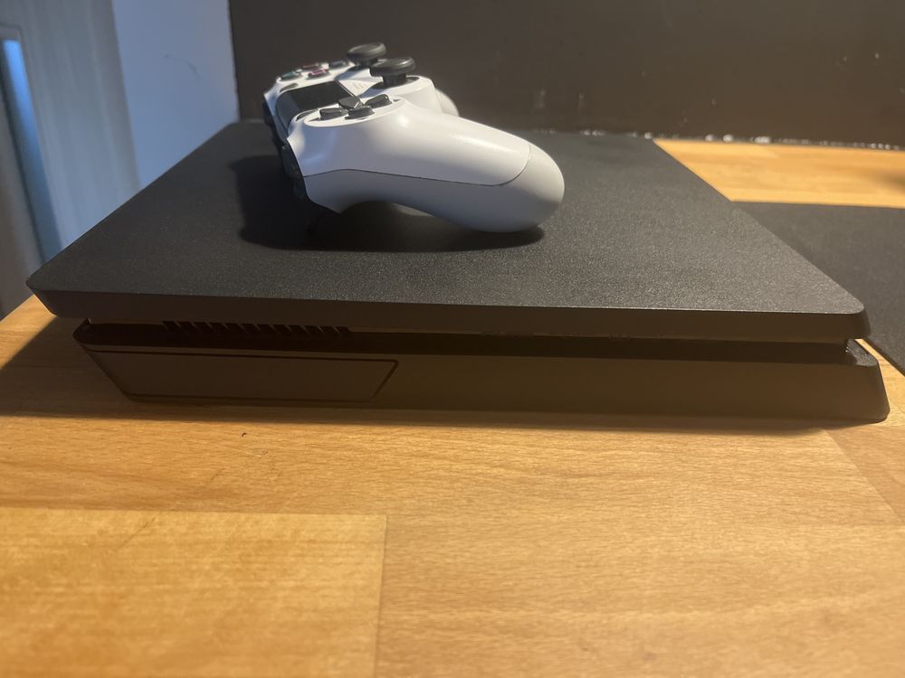 Sprzedam ps4 slim w bardzo dobrym stanie