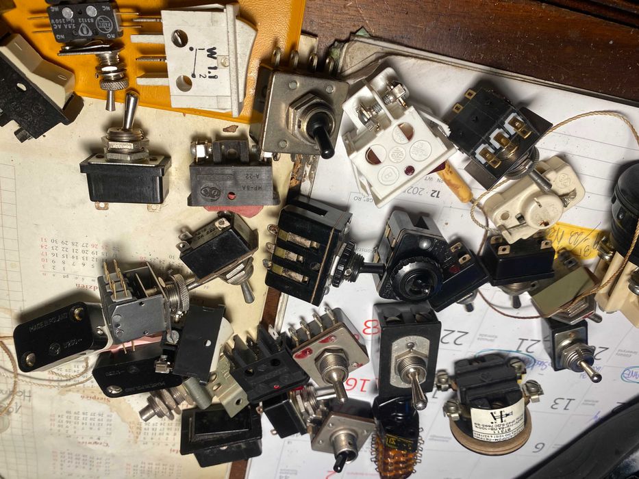 Wtyczki przelaczki rozne  z czasów PRL