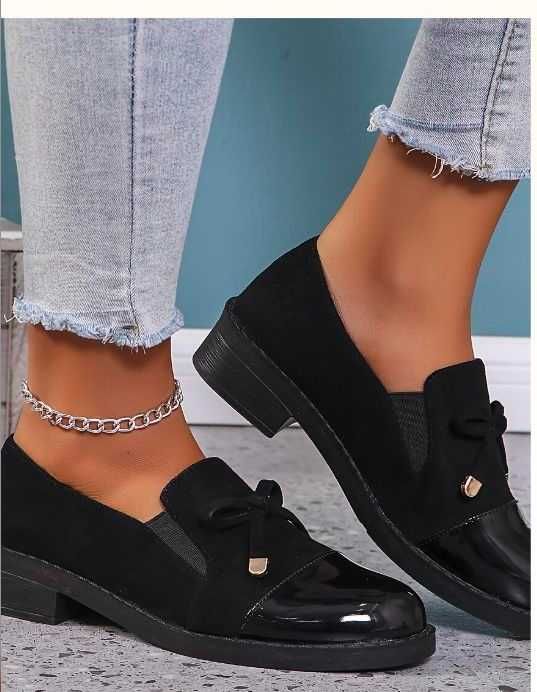 Жіночі туфлі із двох матеріалів: штучна замша та лак.