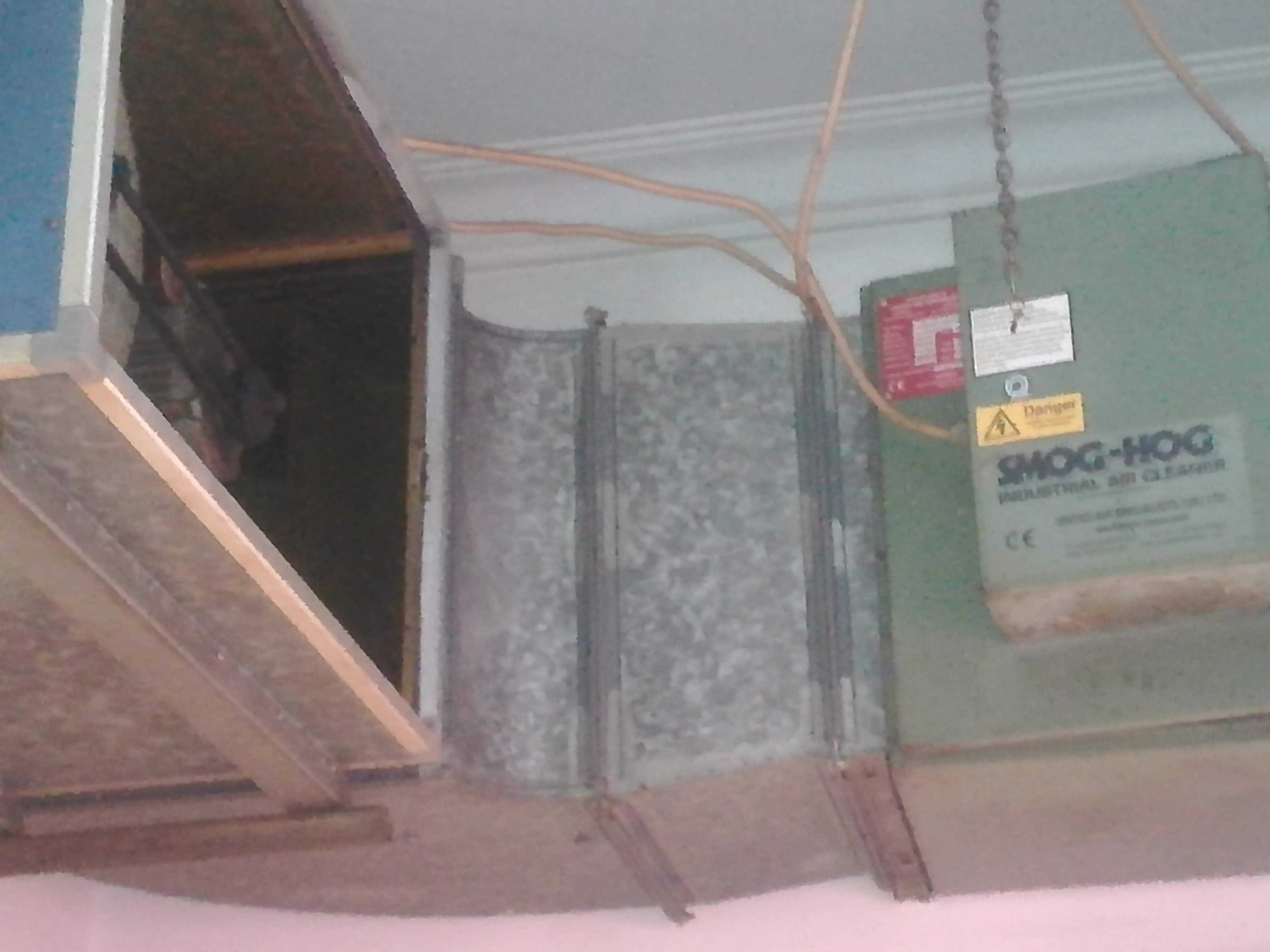 Chaminé de grelhador com eliminação electrostática de fumo e cheiros.