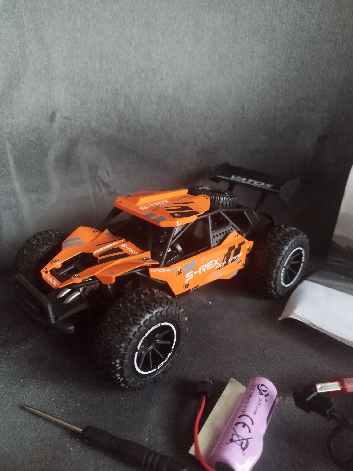 Zdalnie sterowany samochód Vatos Q901 2,4GHz 1:16 RC Monster Truck