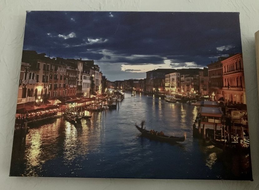 Две картины ,, Венеция ‘’ и ,, Дубаи ‘’