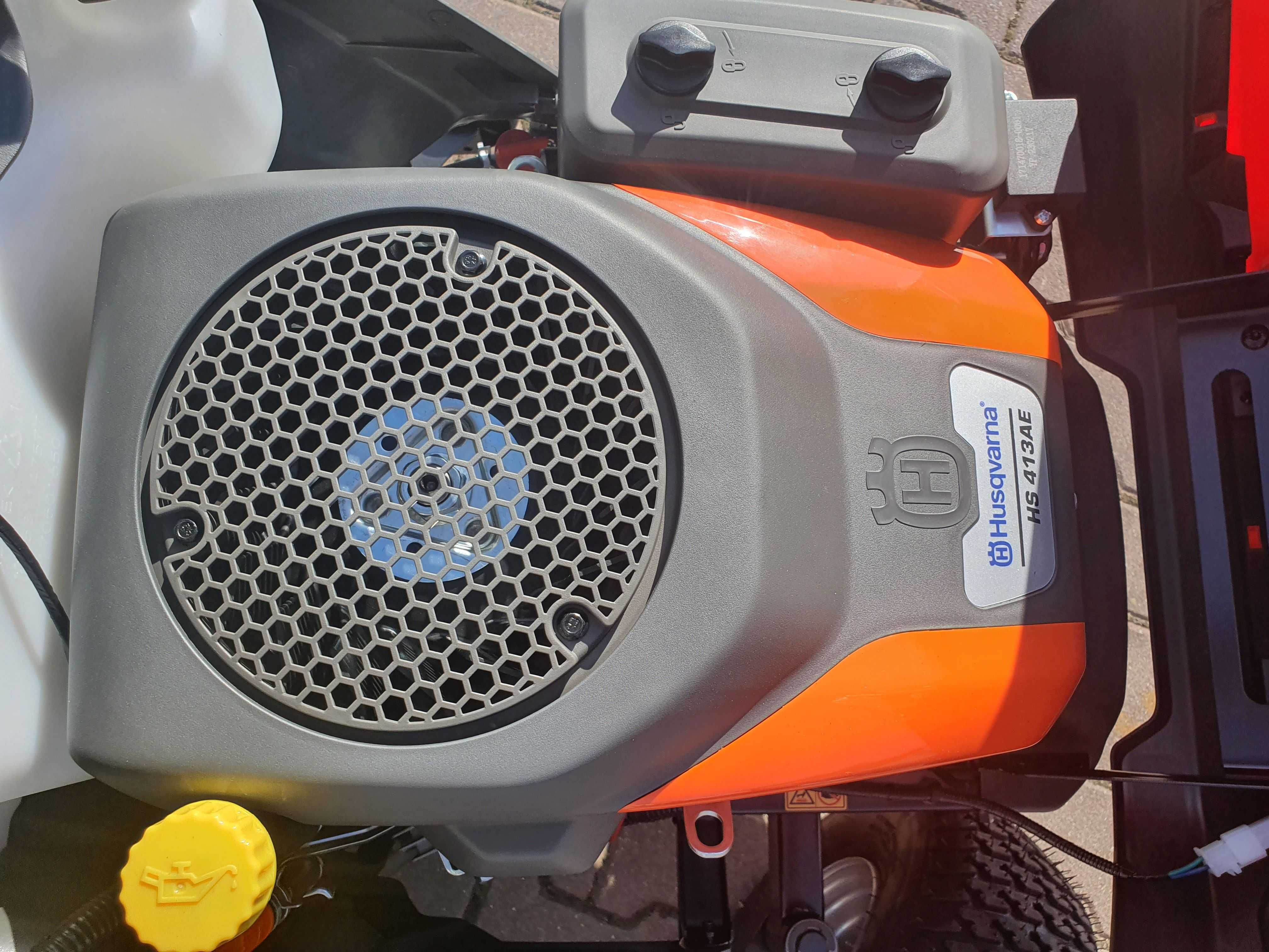 Nowy traktor ogrodowy kosiarka Husqvarna TS112 z przyczepką