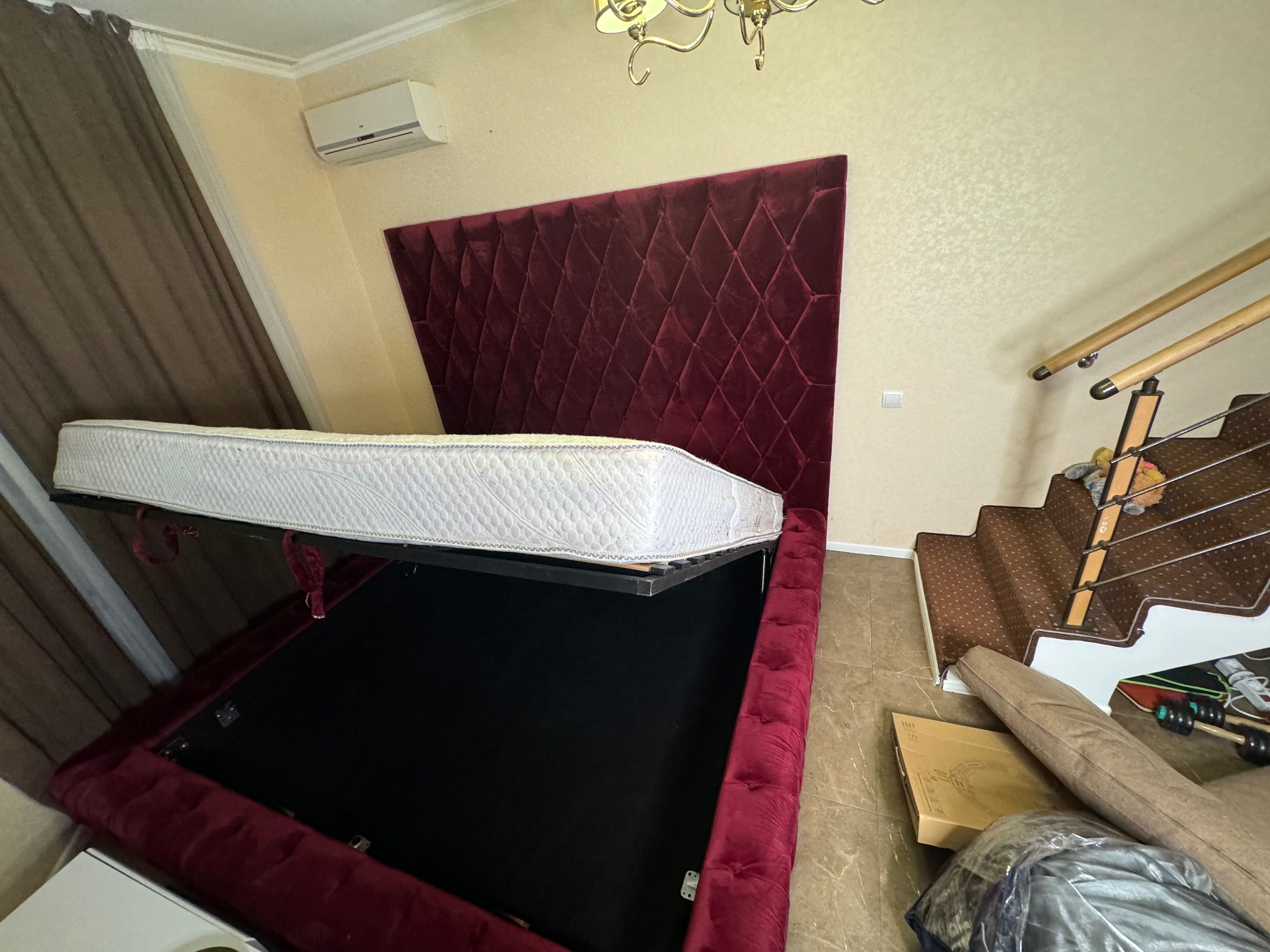 Продам стильну кровать  вже з матрасом .