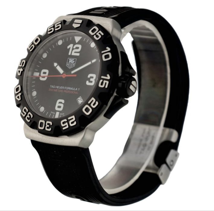 Relógio de pulso TAG Heuer Formula 1 Quartz WAH1110-O para homens.