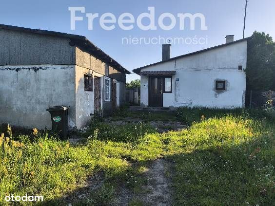 Mały dom z budynkiem gospodarczym.