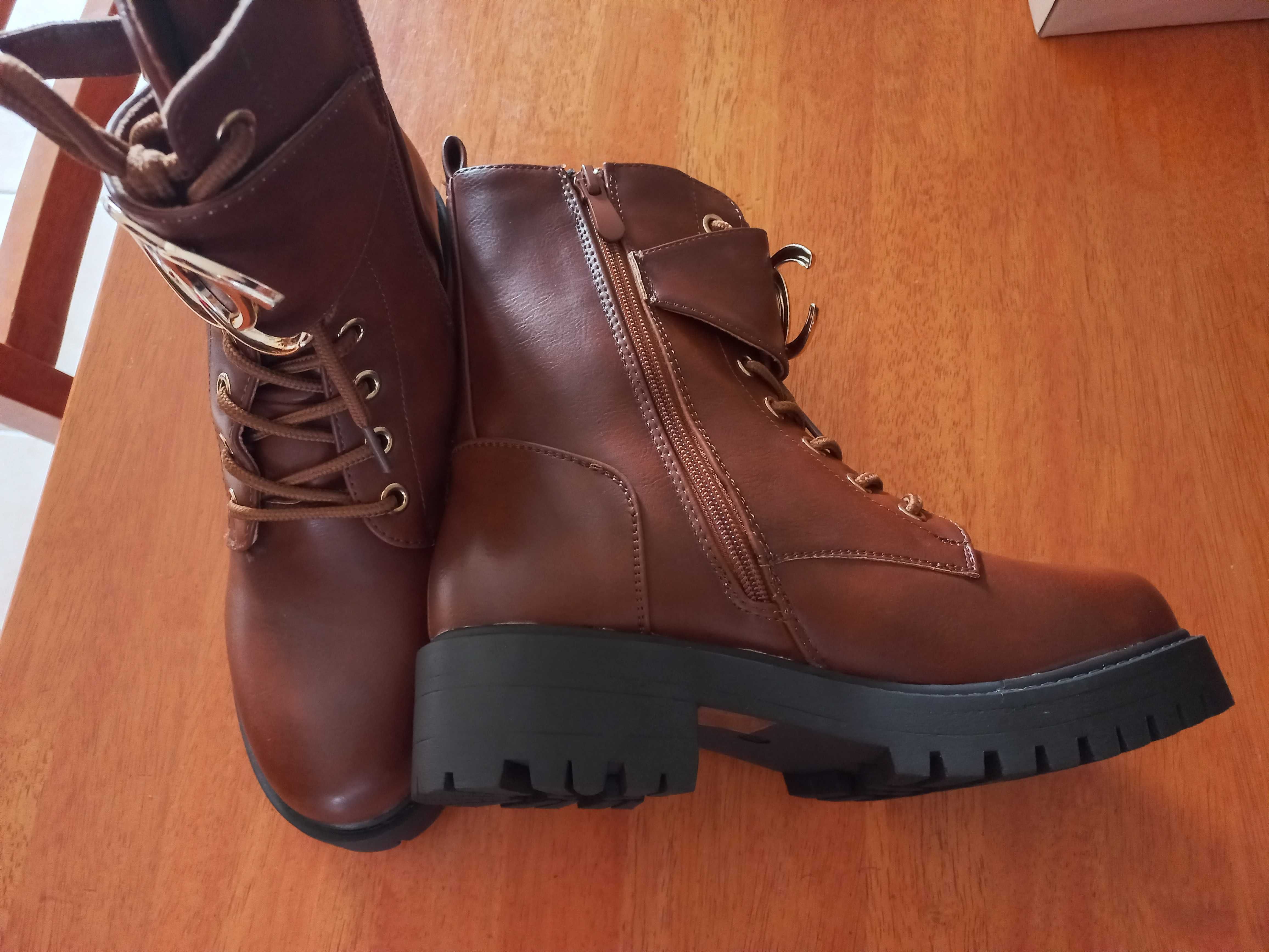 Botas castanhas novas