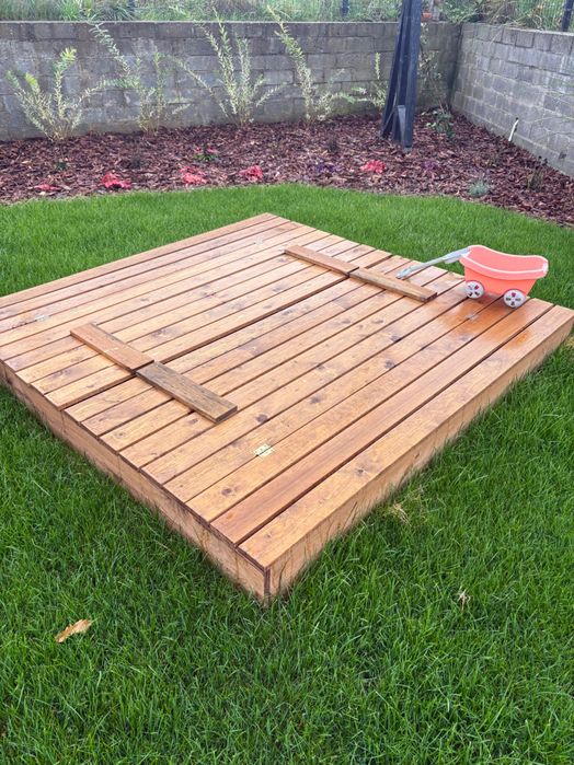 Piaskownica drewniana 180x180 cm zamykana z ławkami