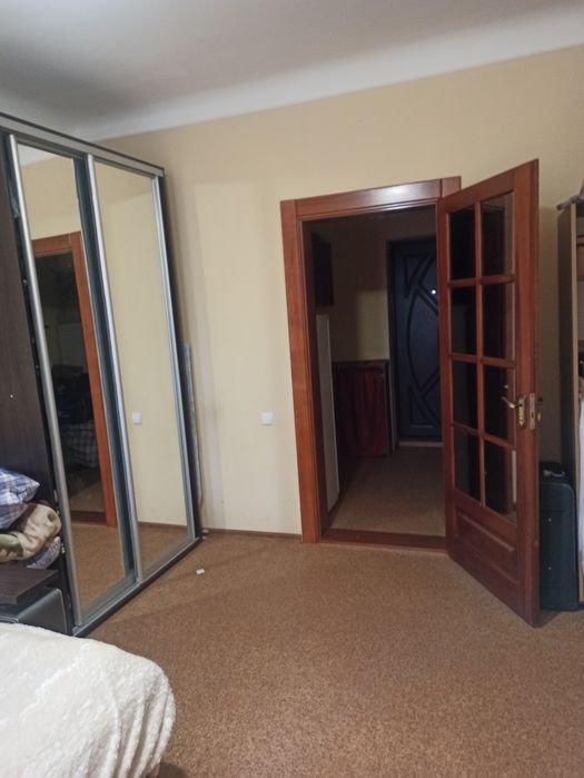 Здається кімната в центрі міста,, чисто, затишно,