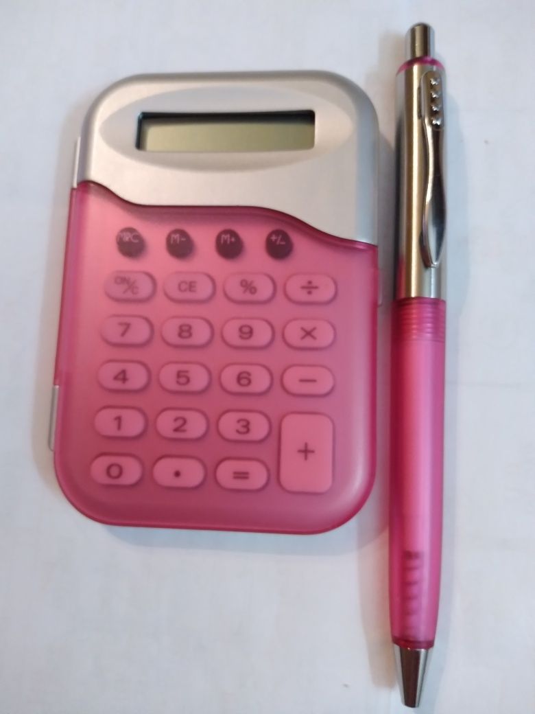 Набір калькулятор з кульковою ручкою в рожевих кольорах.
