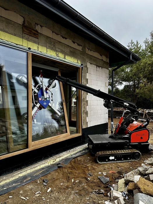 Mini żuraw_montaż okien_manipulator_pająk_wynajem_bg lift M060