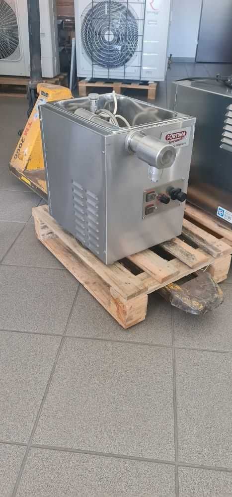 Automat maszyna do bitej śmietany firmy Fortuna 2.5 litra

FORTUNA