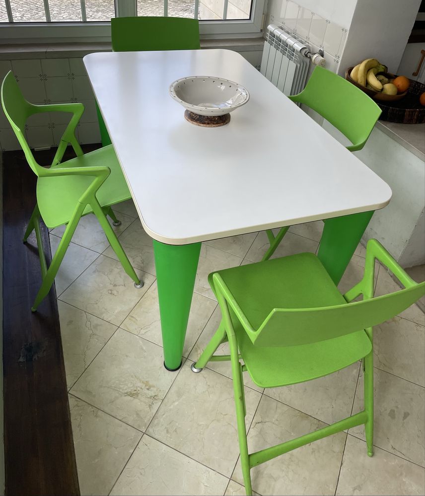 Mesa de cozinha com 4 cadeiras dobráveis