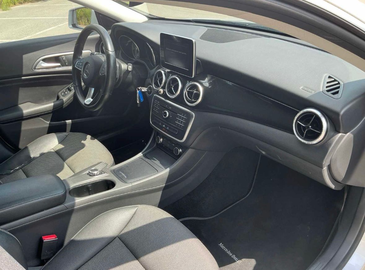Mercedes-Benz  cla200