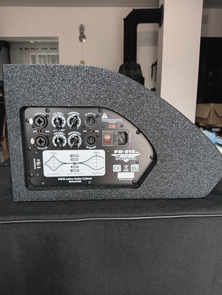 FR-210 V2 kolumna gitarowa 
kolumna aktywna do gitary (RoHs*)