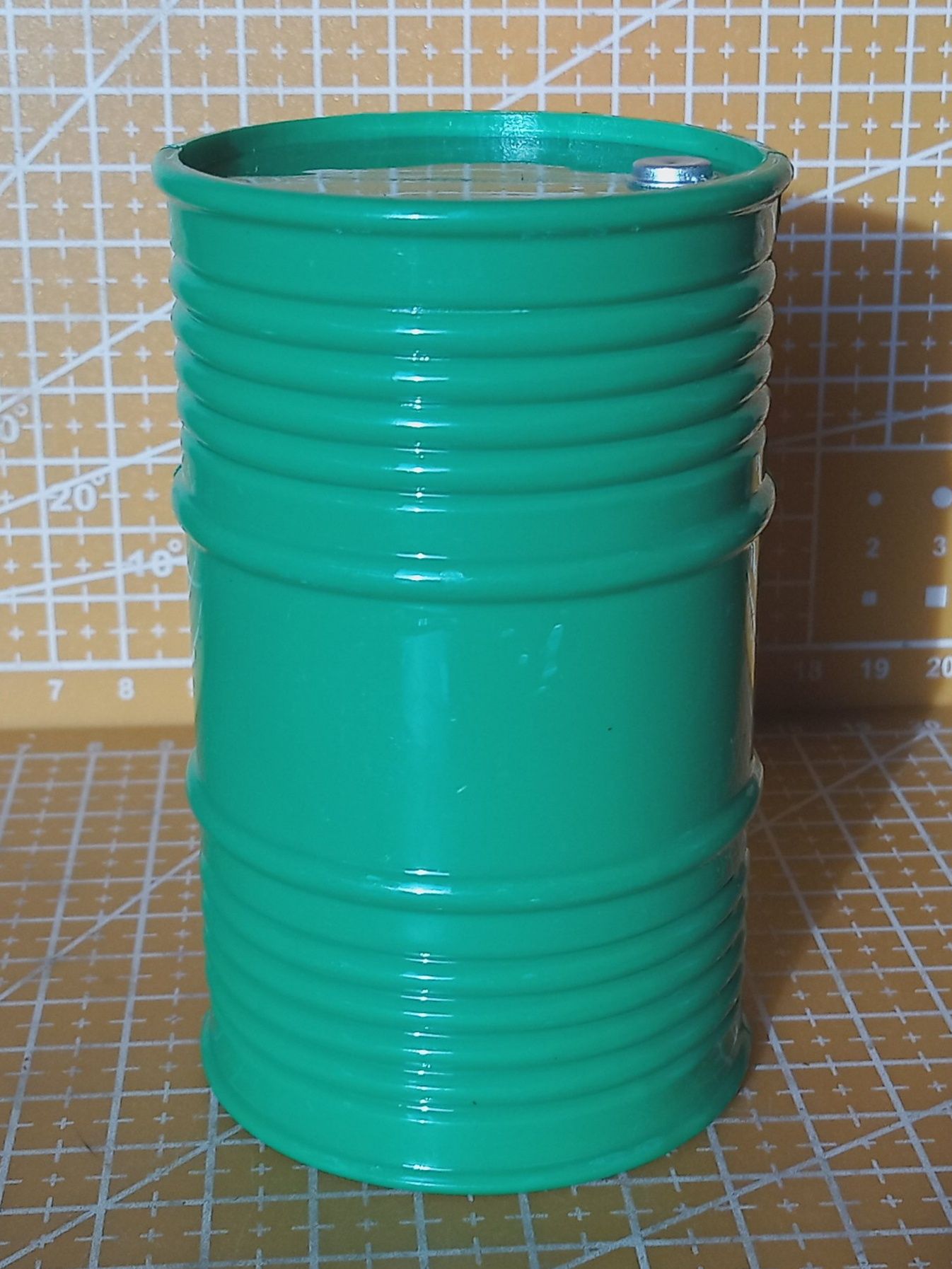 Zielona beczka 96x60mm 1:10 dekoracje do modelu rc TRX SCX AMEWI FMS