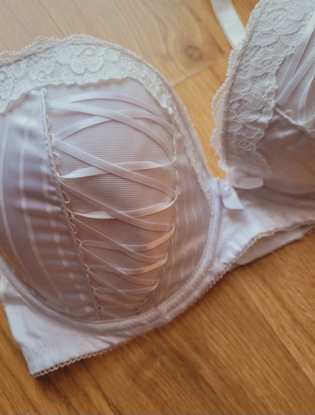 Biały wiązany koronkowy biustonosz stanik 36DD 80E Secret Possessions