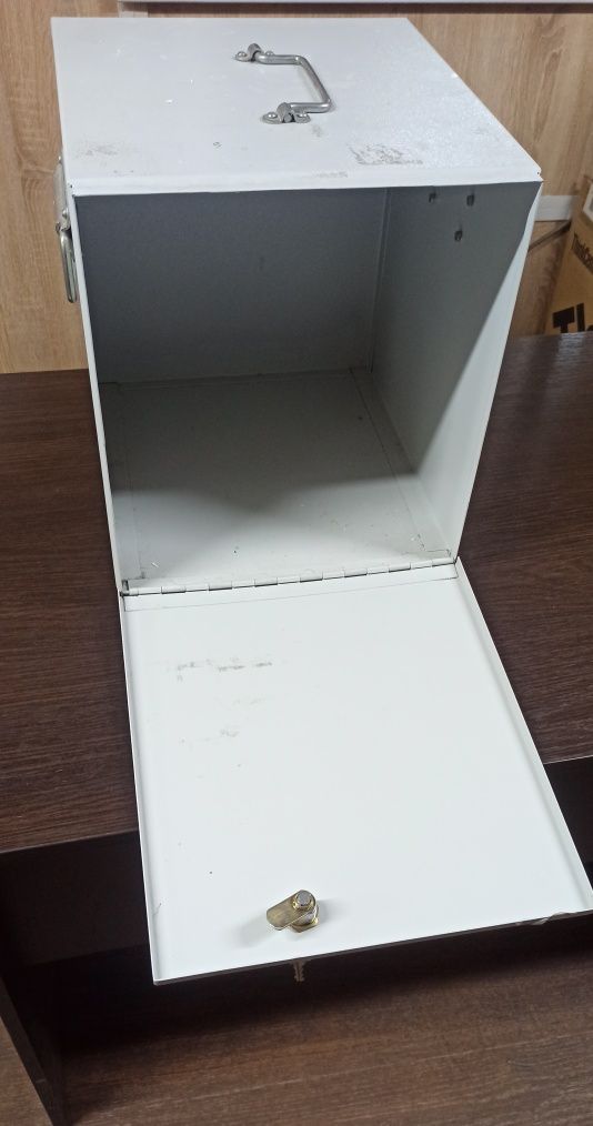 Металлический ящик для хранения