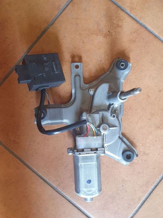 SILNICZEK WYCIERACZKI TYŁ HUMMER H3 06-10 ROK