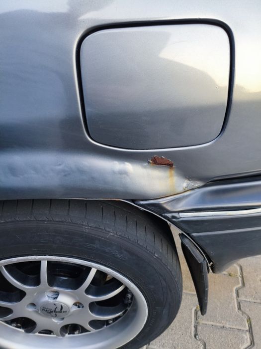 Автомобіль на повному ходу