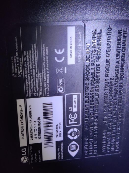 Monitor LG com cabo carregador e a funcionar