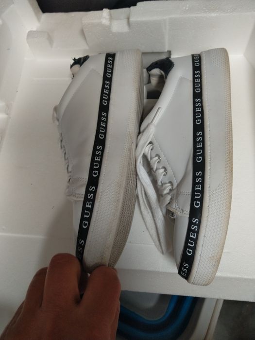 Białe buty Guess rozmiar 38. Do renowacji