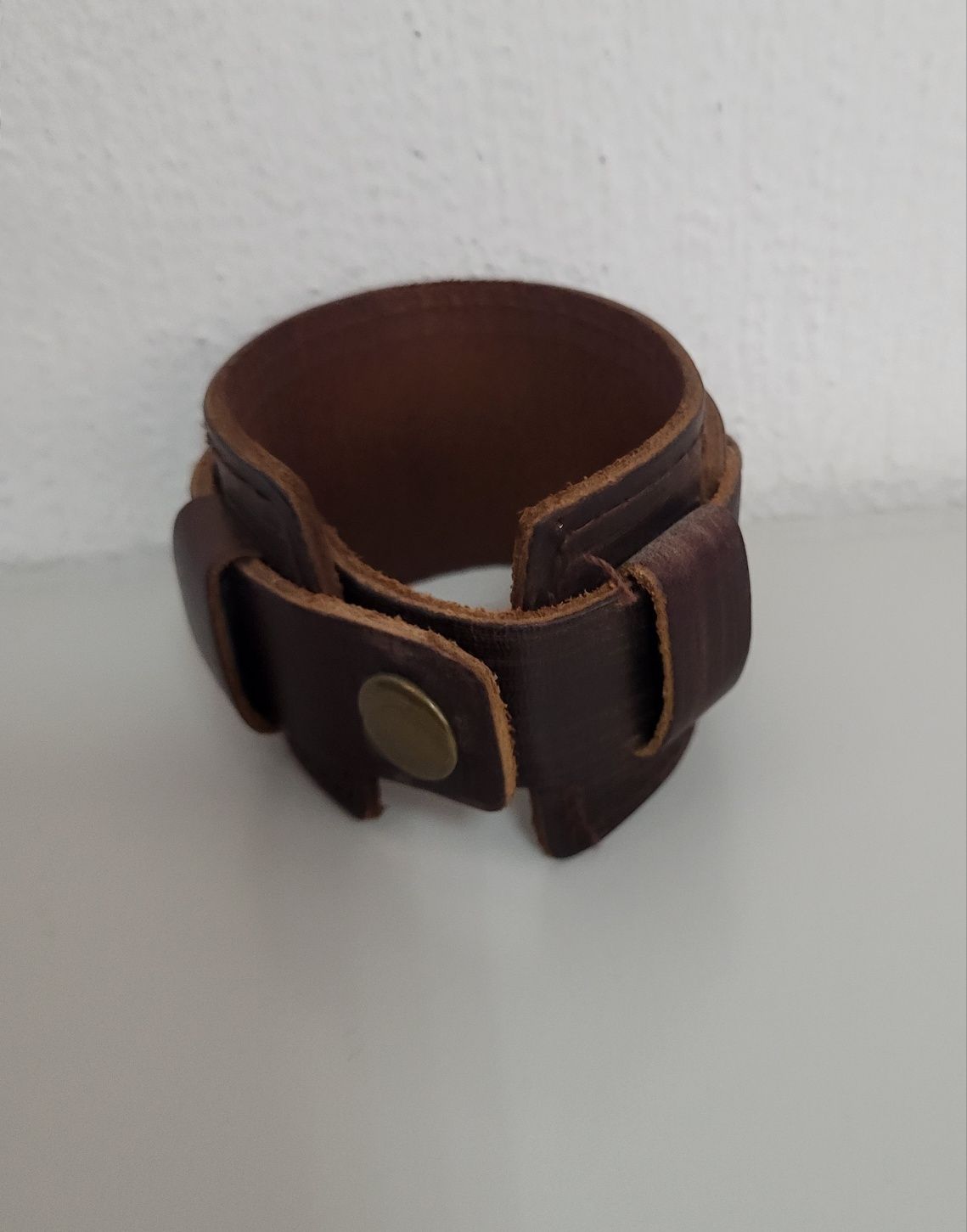 Pulseira de couro castanha.