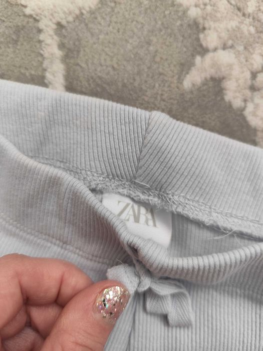 Niebieskie jasne legginsy z wysokim stanem prążkowane Zara