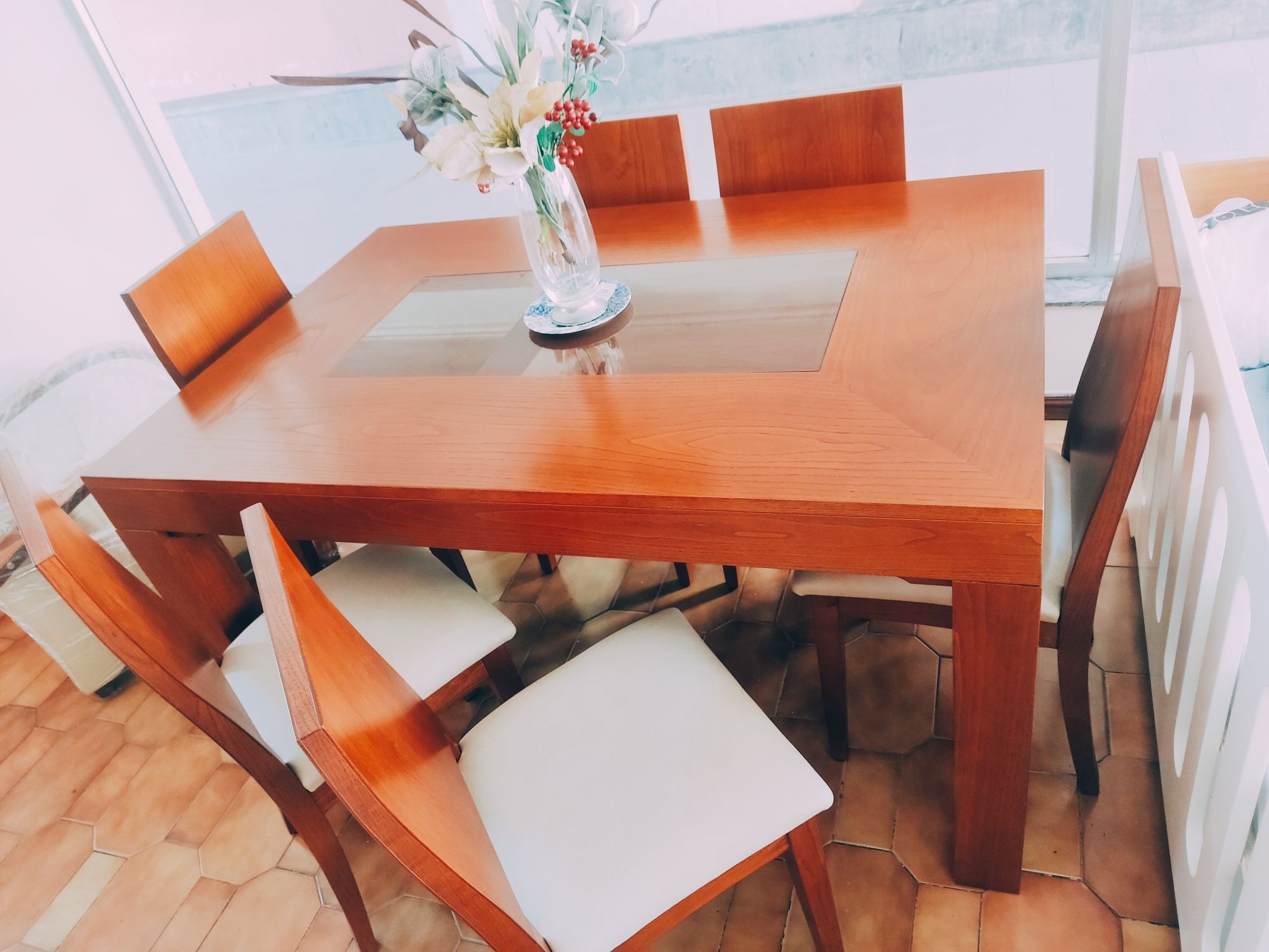 Mesa de sala NOVA em castanho envernizado