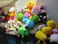 Peluche de várias cores e tamanhos