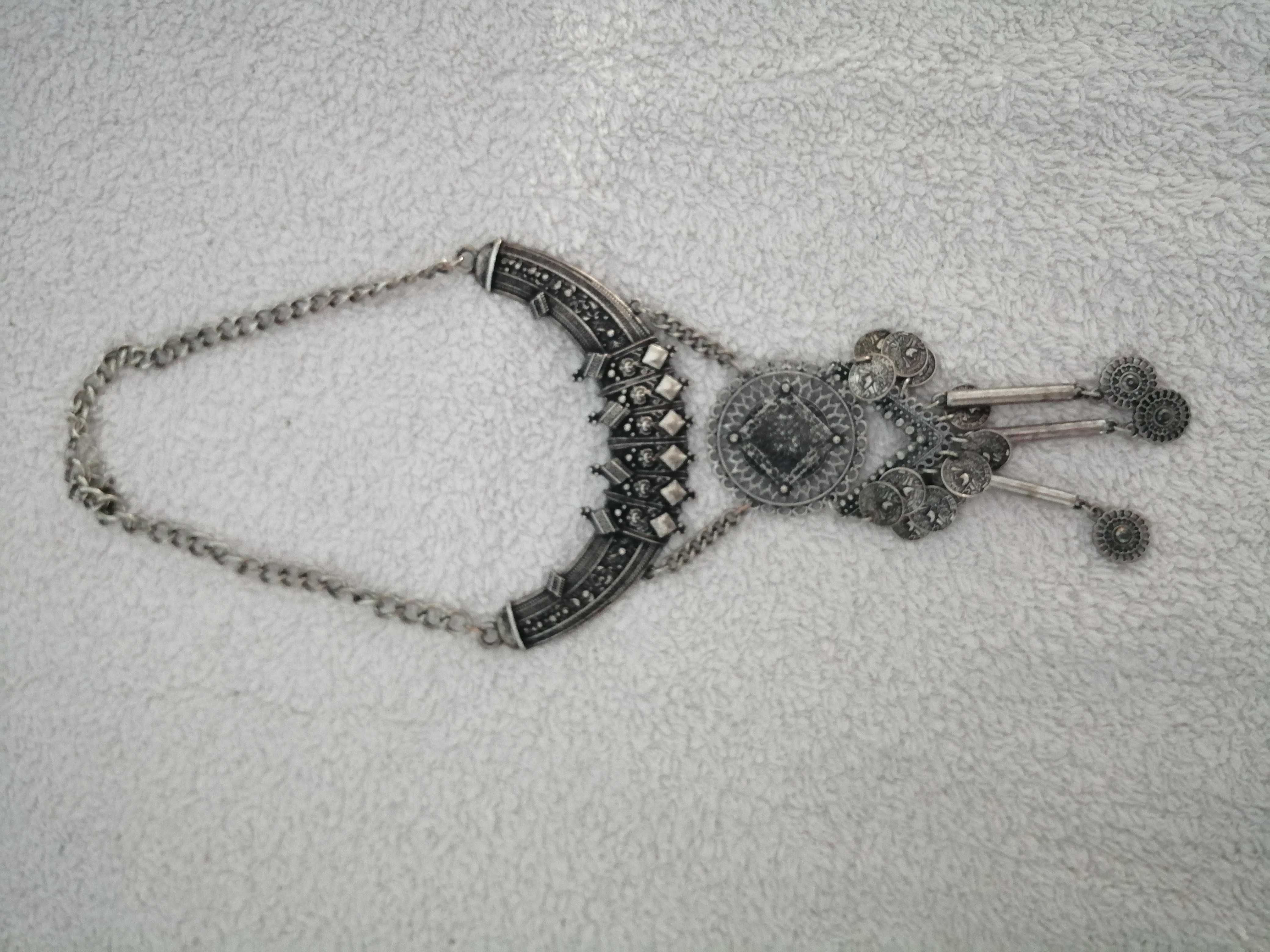 Colares e pulseiras